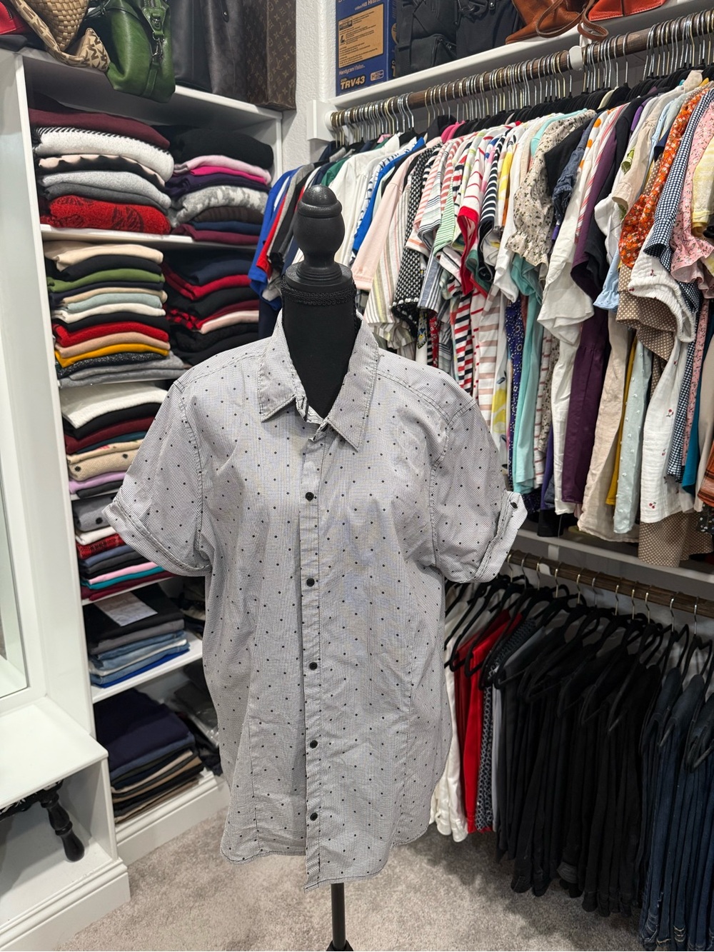 Liz Claiborne Light Gray Short-Sleeve Button-Down Shirt with Micro Dot Print